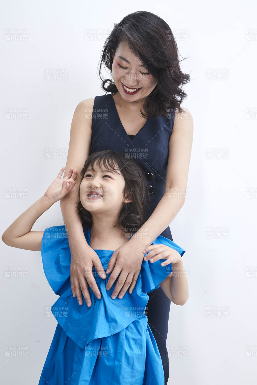 白色背景的美麗媽媽與可愛女兒親子人像