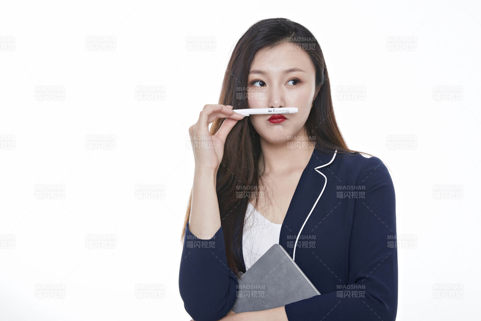 棚拍白色背景的亞洲青年女性商務公關