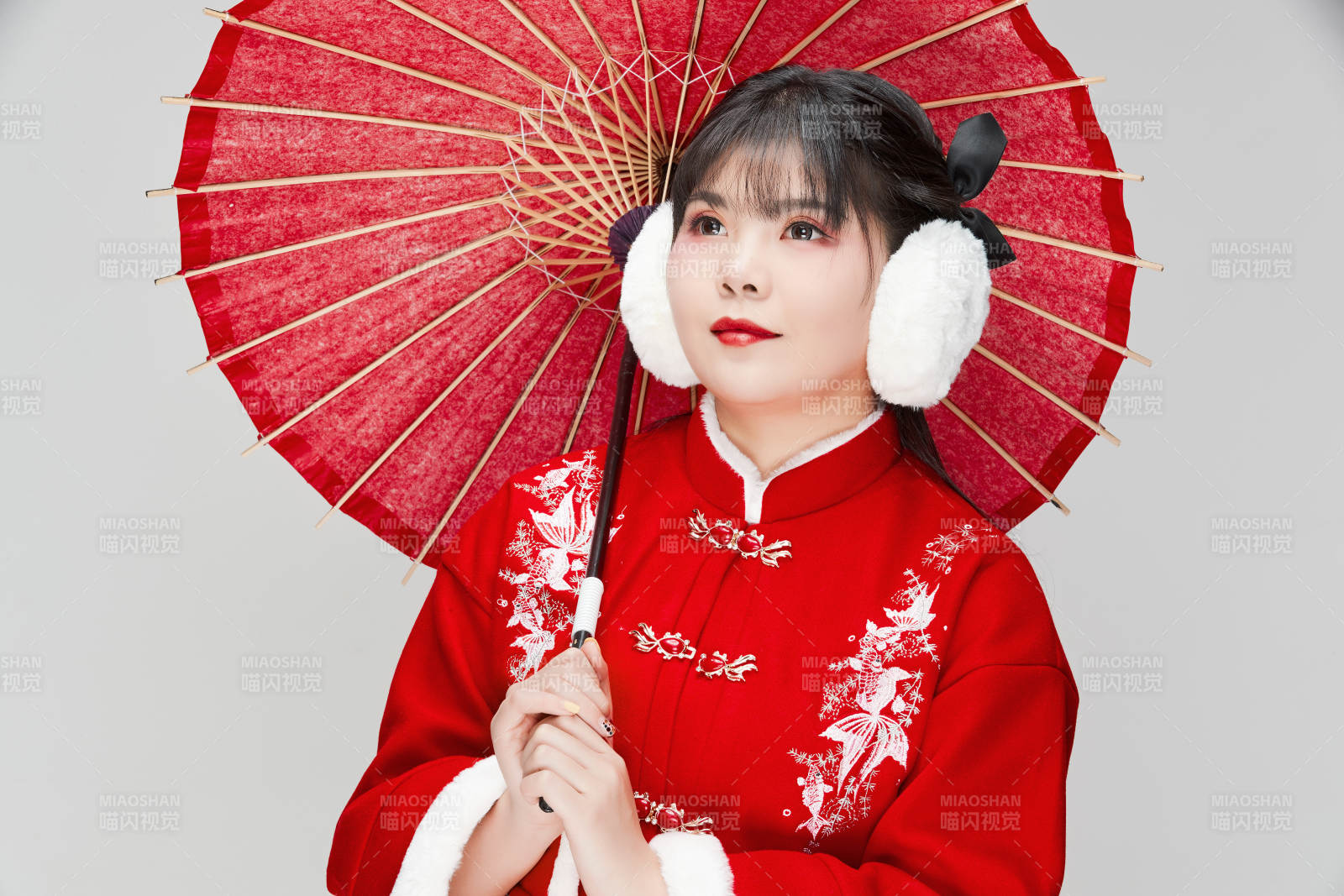 手打油紙傘手提紅燈籠身穿喜慶漢服的可愛少女