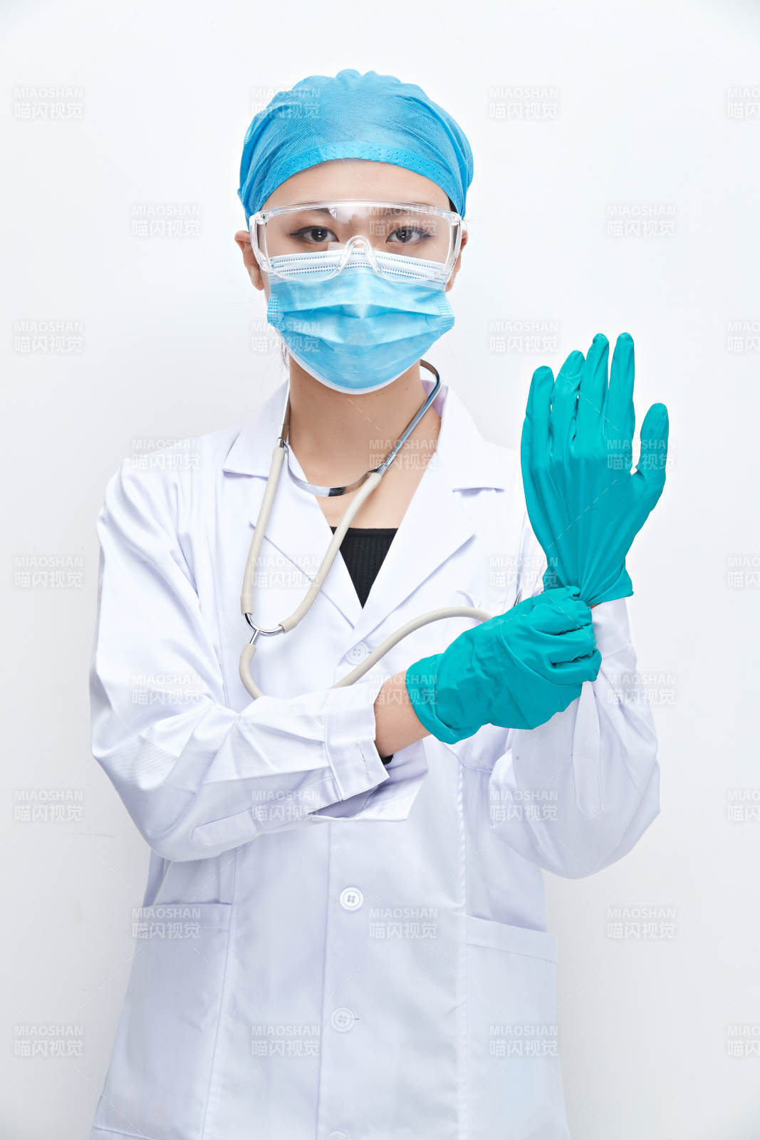 白色背景下的專業(yè)醫(yī)療人員形象