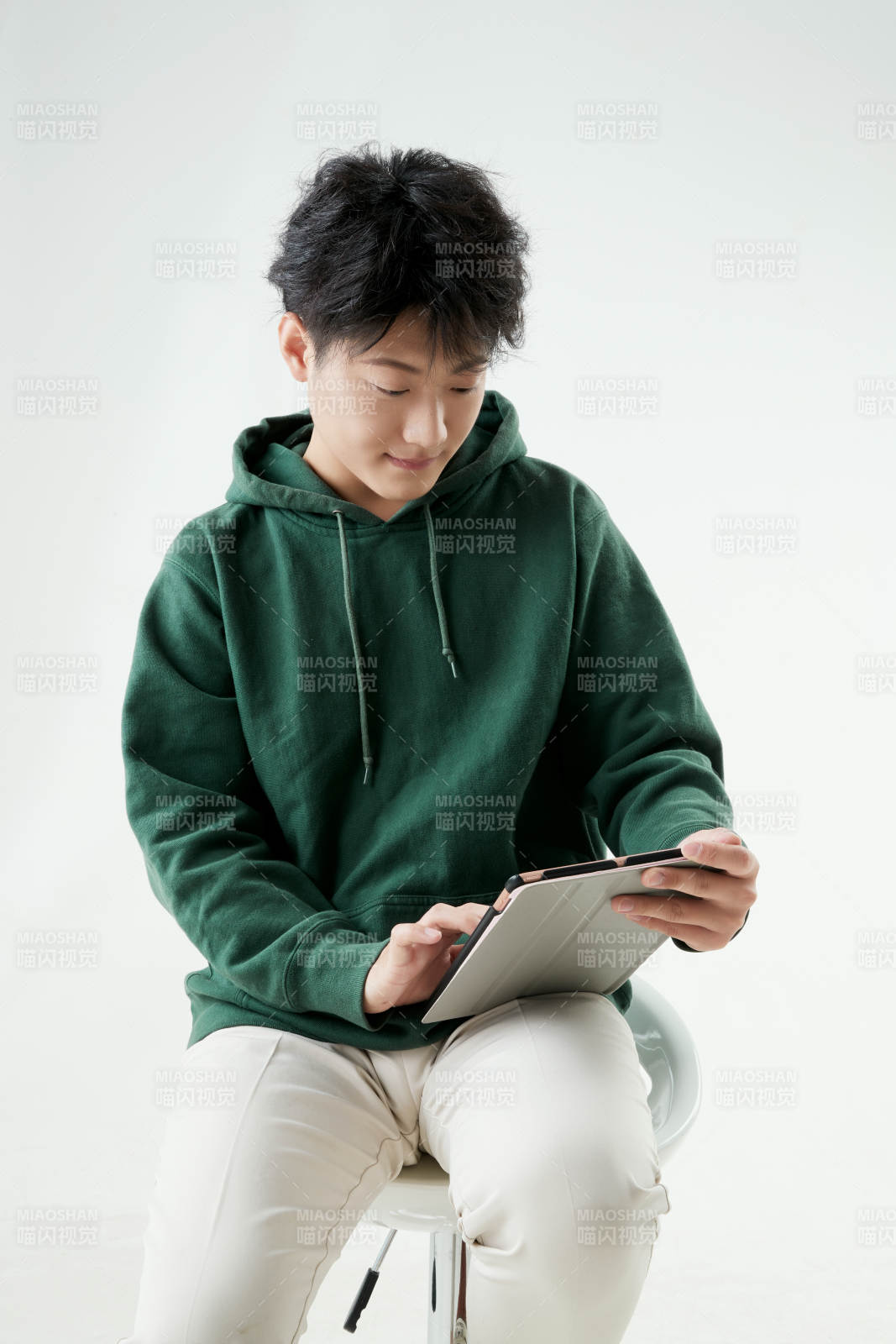 沉浸在網(wǎng)絡(luò)戀愛世界的青年男子