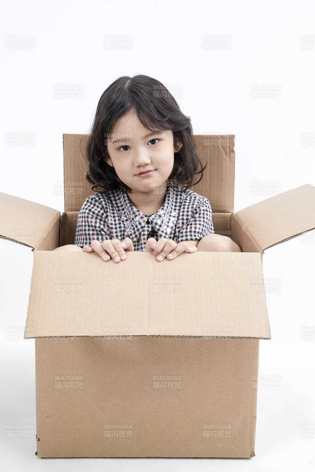 躲在紙箱中玩耍的調(diào)皮可愛(ài)亞洲小女孩兒童