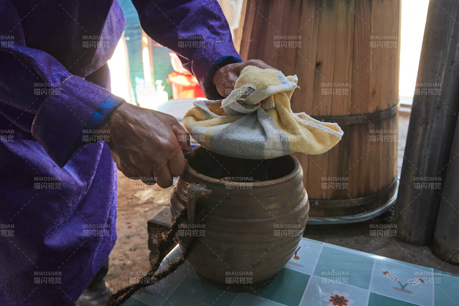 在蒙古包內用傳統工藝蒸餾奶酒的過程
