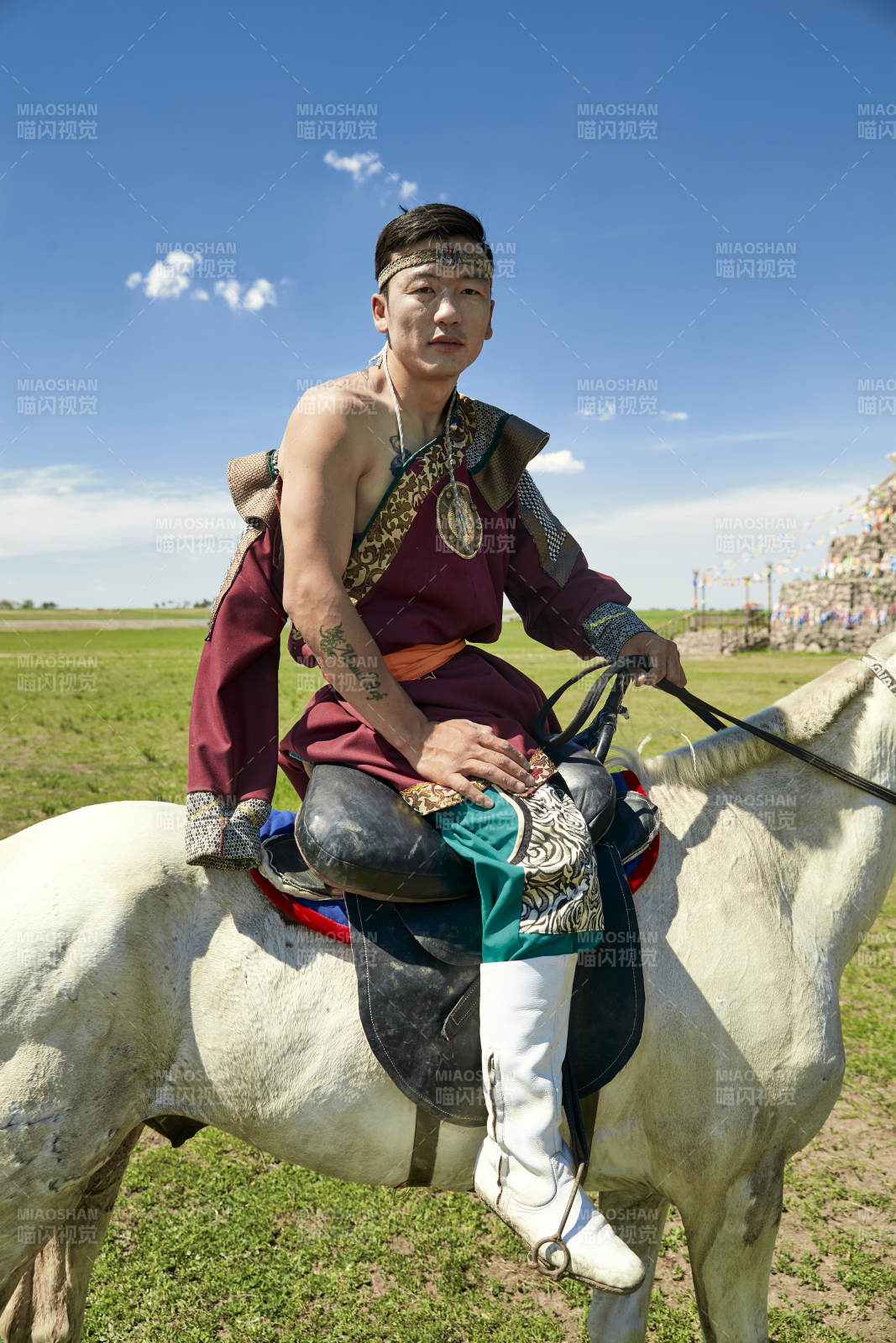 草原那達慕大會上騎著馬的蒙古人
