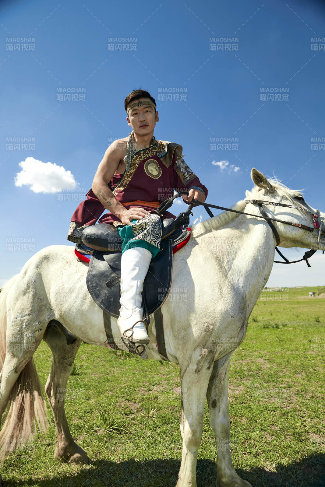 草原那達慕大會上騎著馬的蒙古人