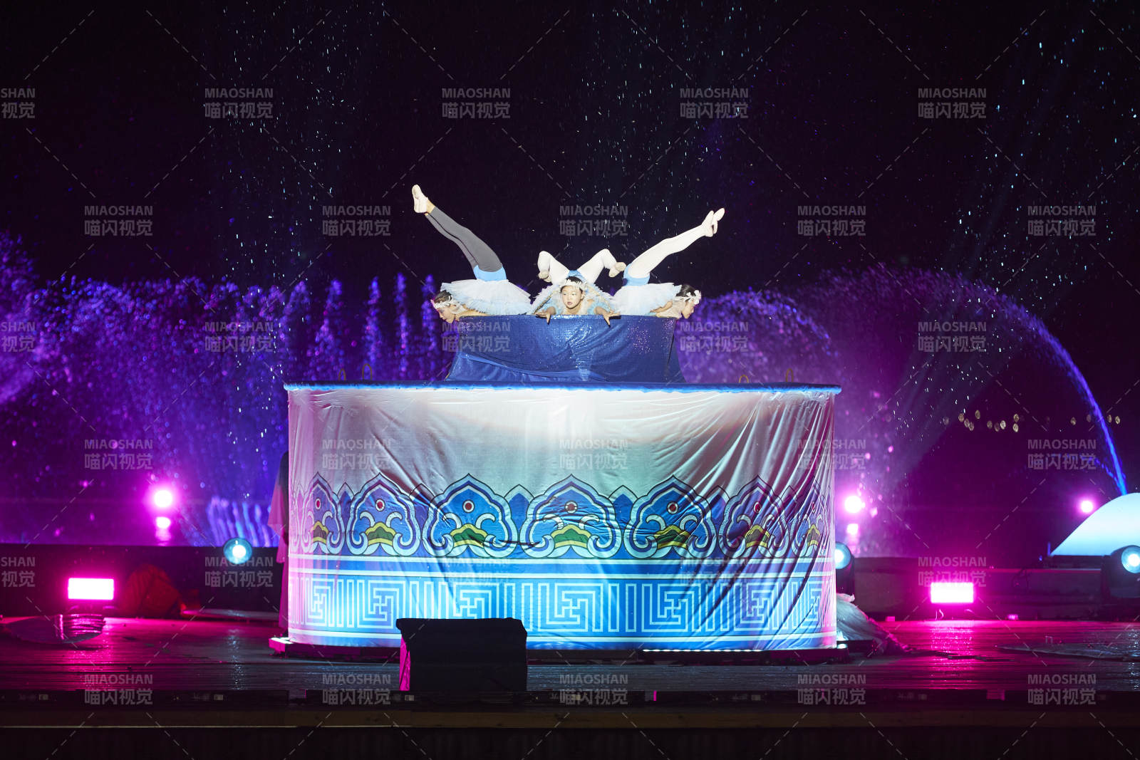 在水上舞台表演柔术的演员