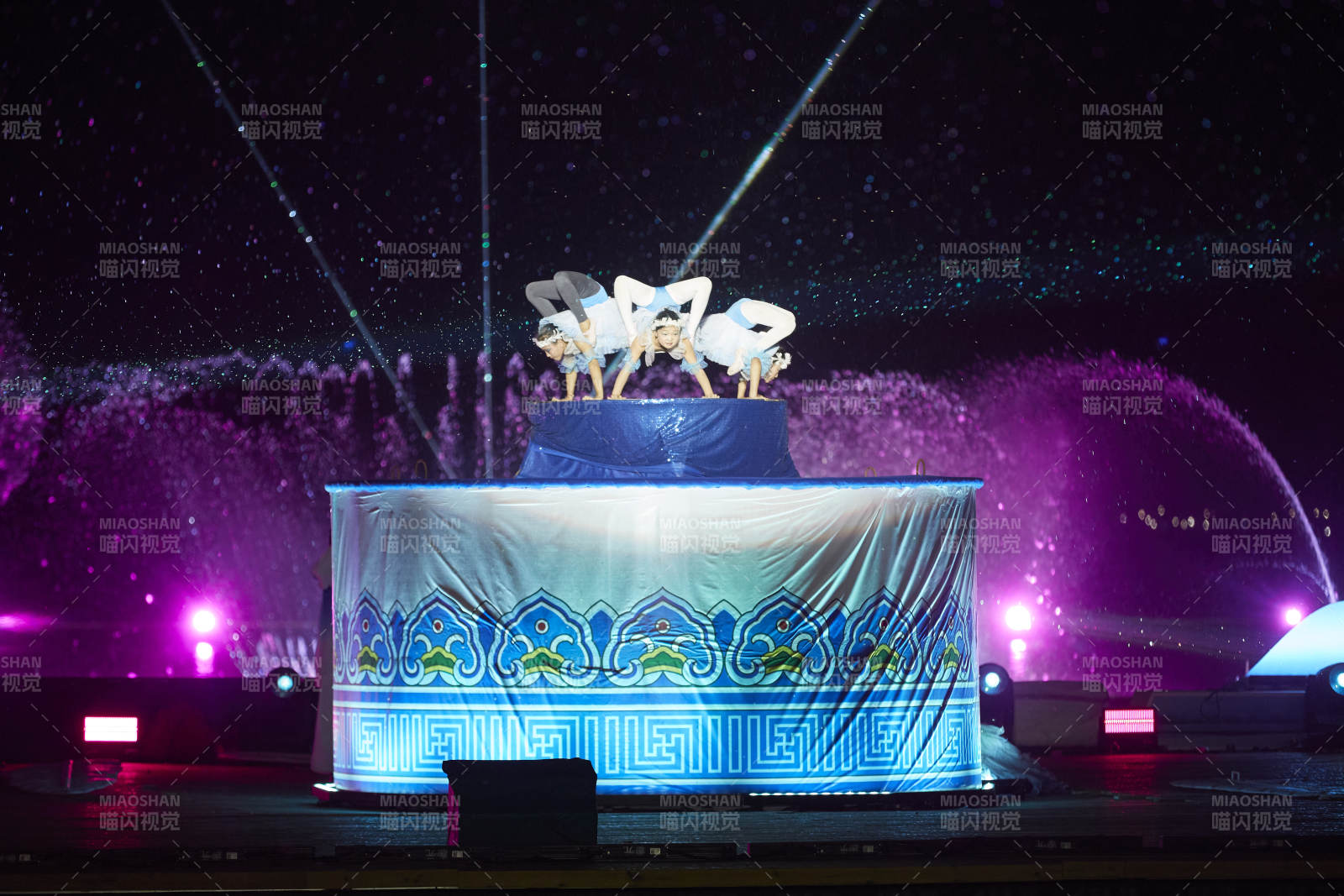 在水上舞臺表演柔術的演員