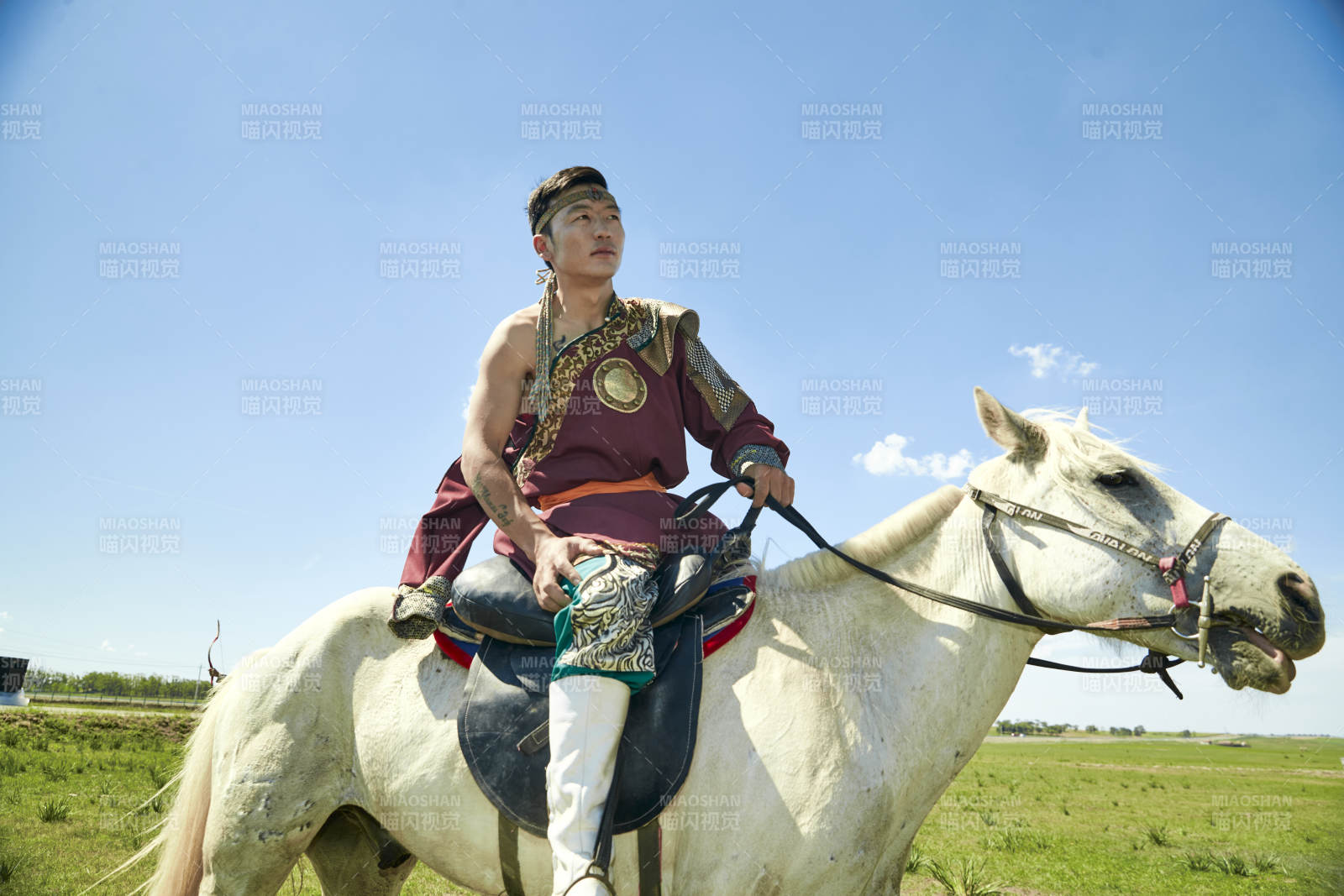草原那達(dá)慕大會(huì)上騎著馬的蒙古人