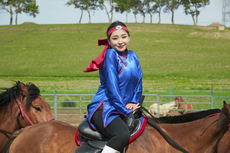 草原那达慕大会上骑着马的蒙古美女