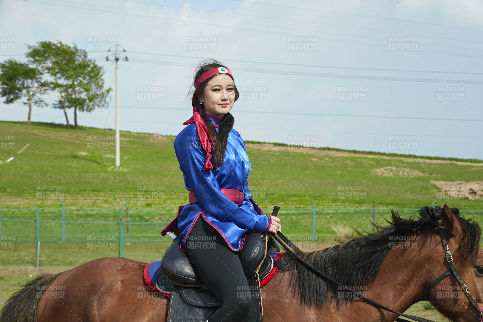 草原那達(dá)慕大會(huì)上騎著馬的蒙古美女