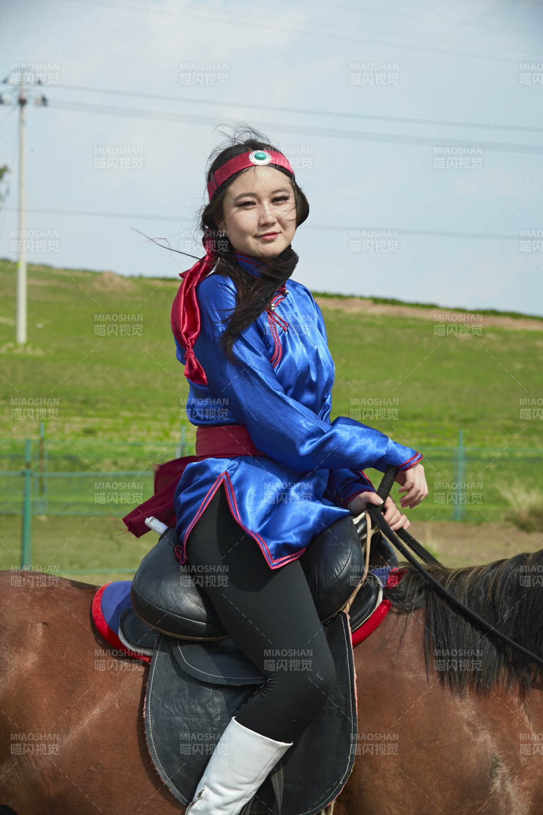 草原那達慕大會上騎著馬的蒙古美女