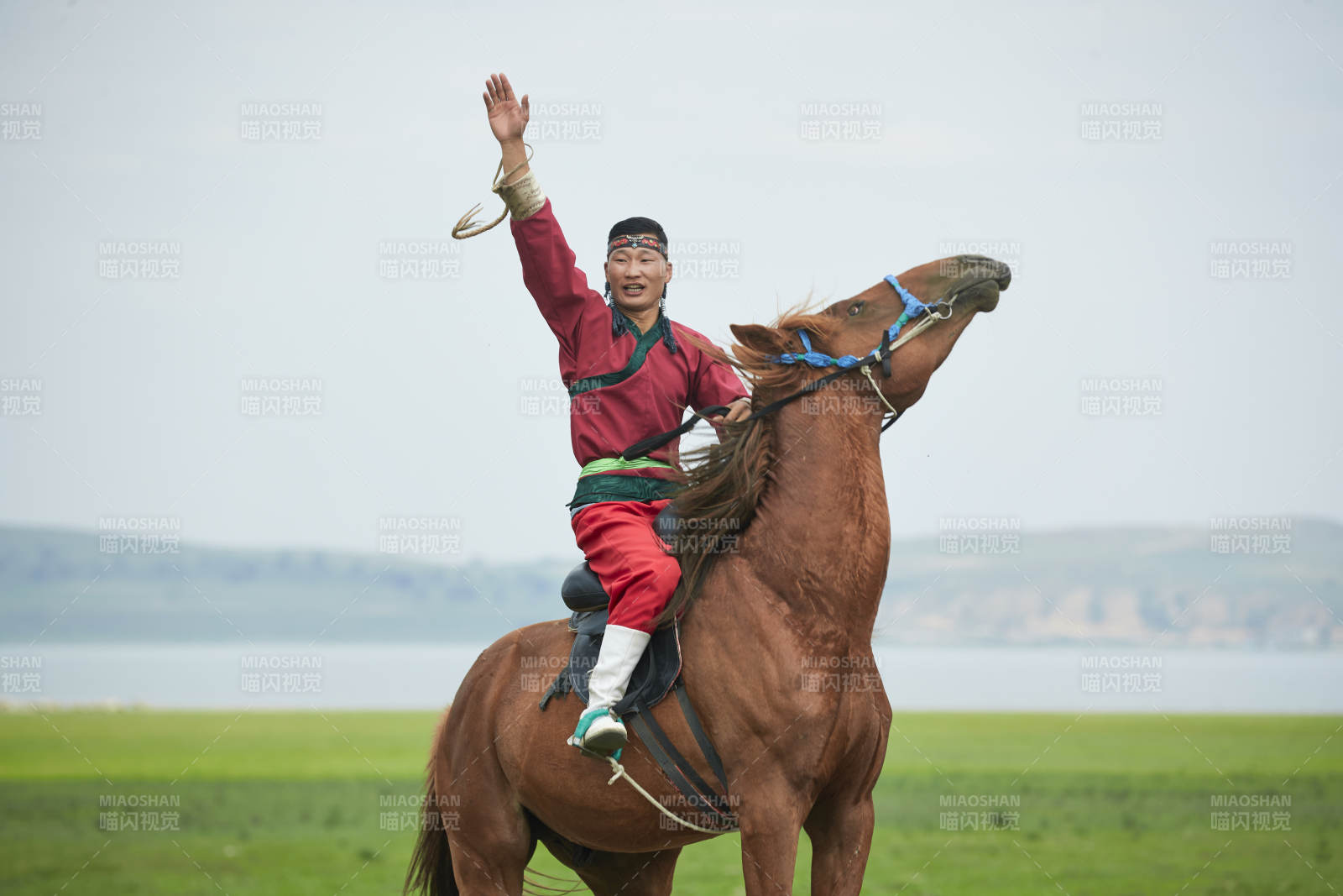 草原那達慕大會上騎著馬的蒙古人