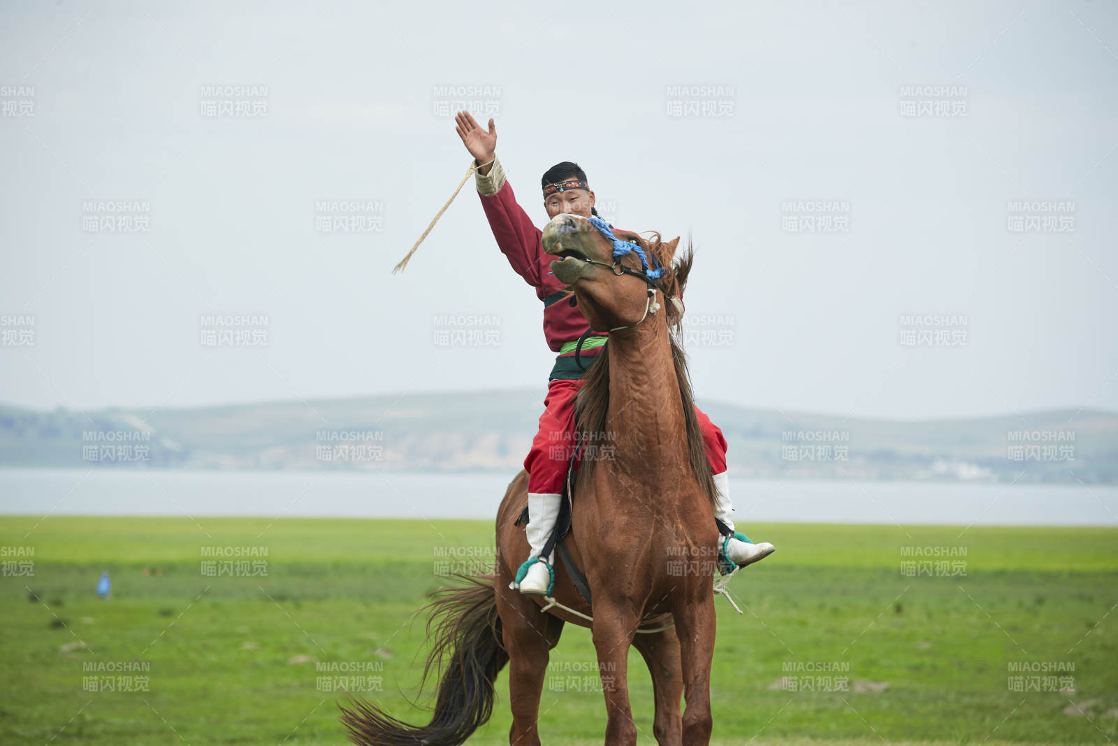 草原那達慕大會上騎著馬的蒙古人