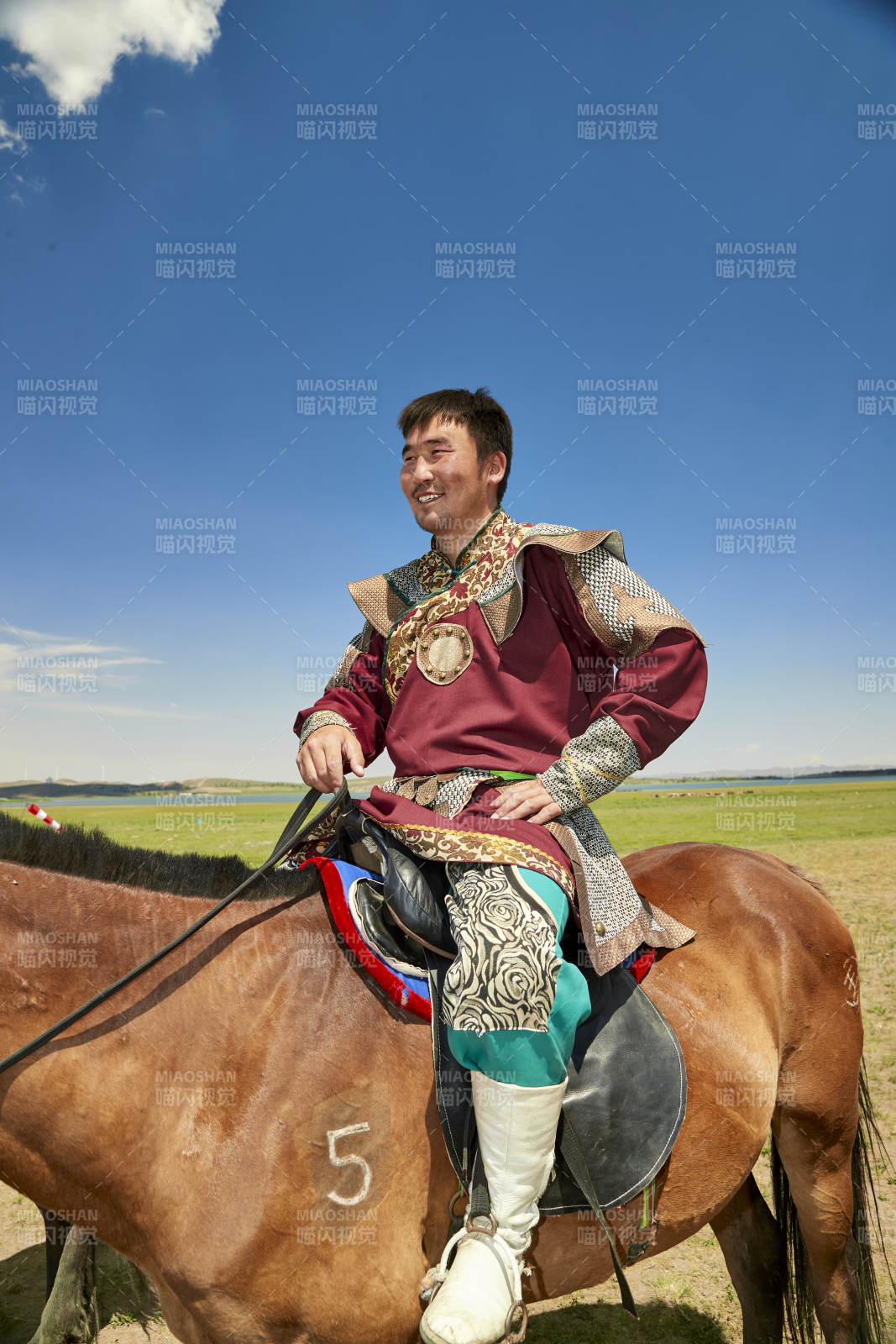 草原那達慕大會上騎著馬的蒙古人