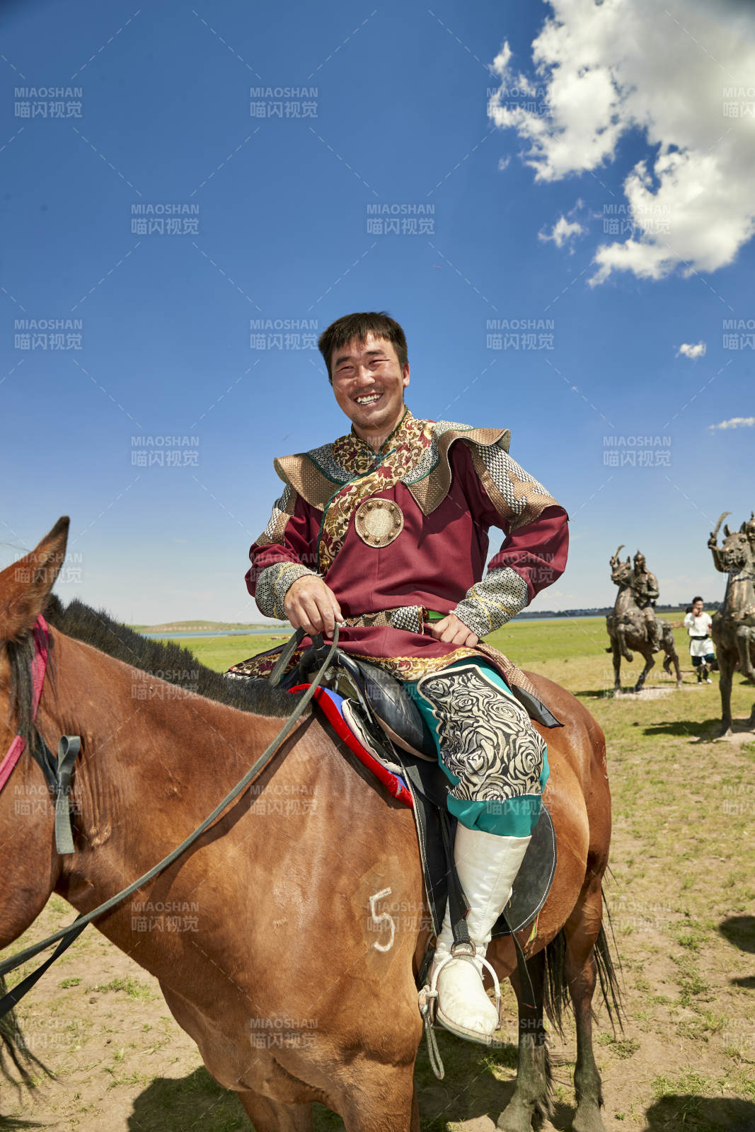 草原那達慕大會上騎著馬的蒙古人