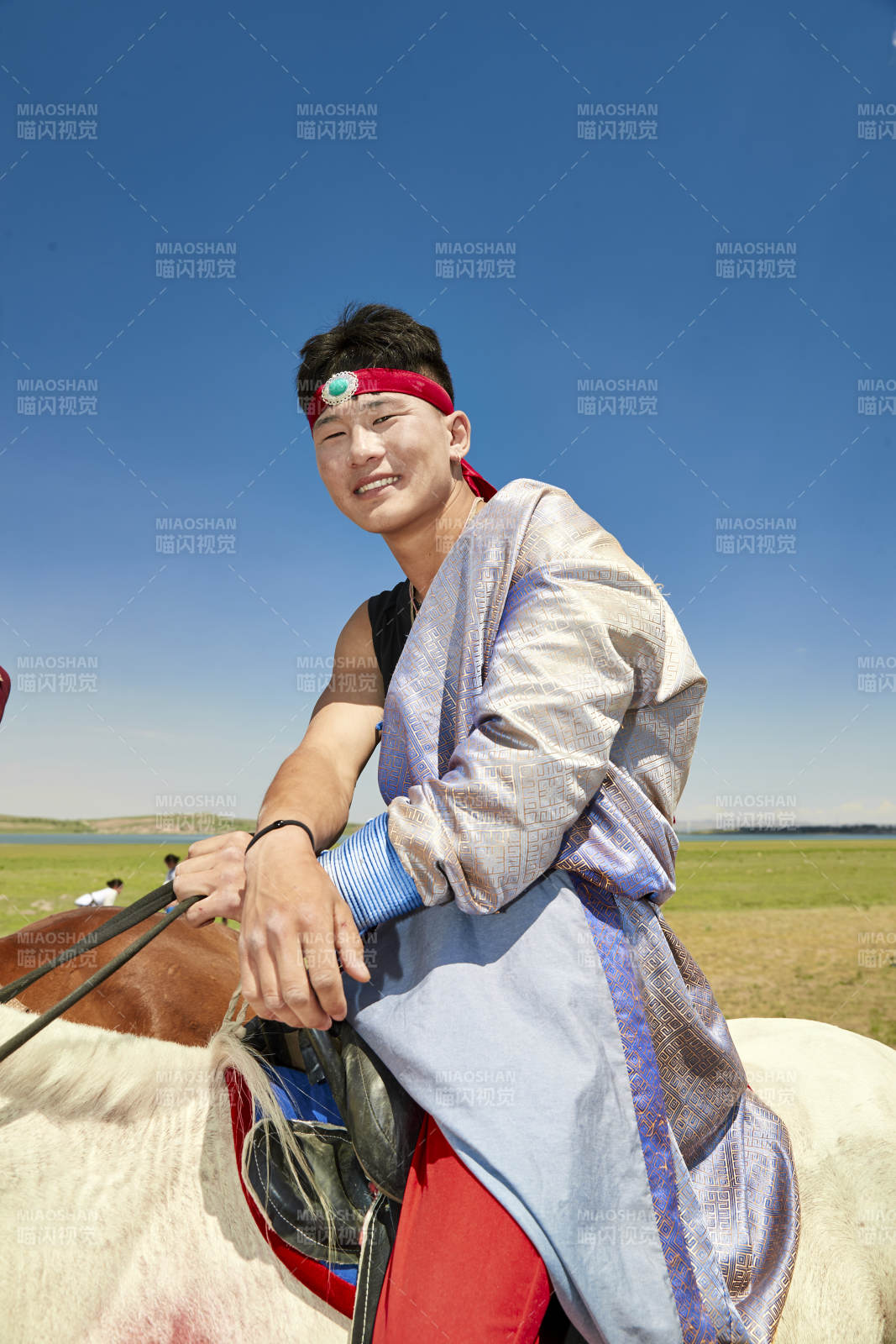 草原那達慕大會上騎著馬的蒙古人