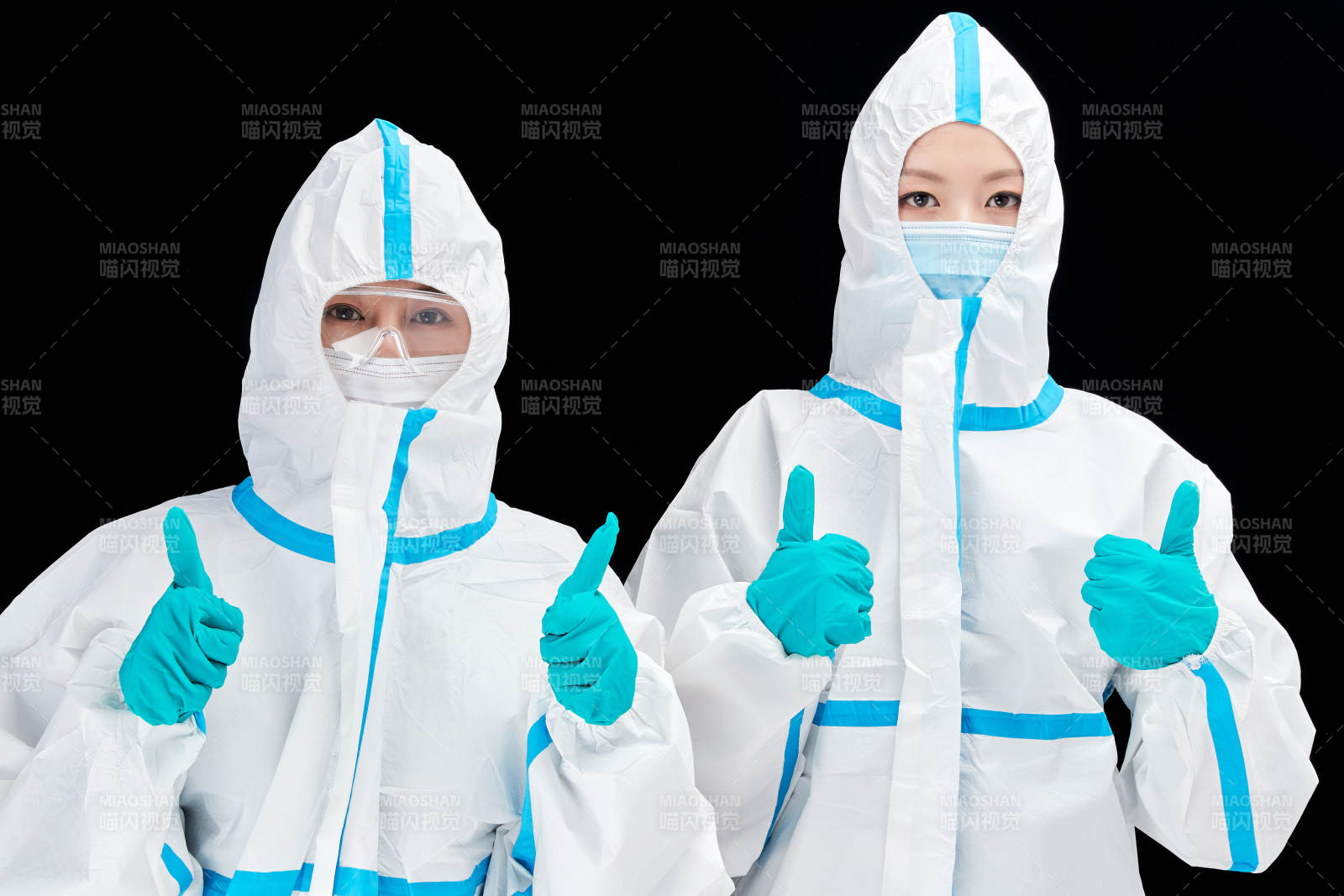 穿白色防護(hù)服佩戴護(hù)目鏡口罩的防疫人員