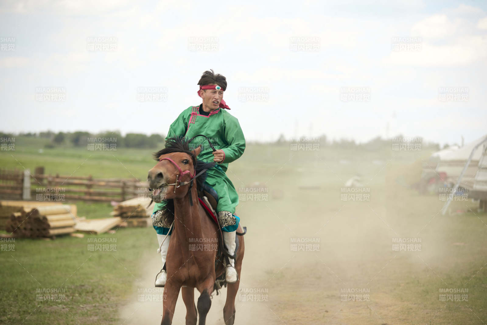 草原那達(dá)慕大會(huì)上騎著馬的蒙古人