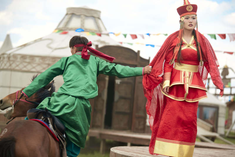 蒙族婚礼上表演抢亲的骑马汉子