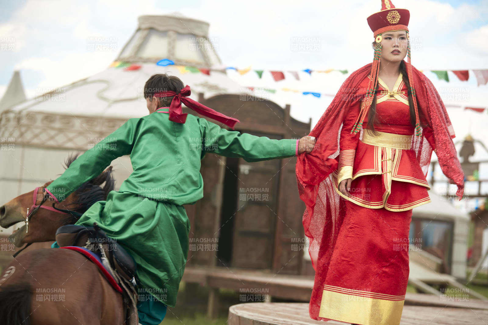 蒙族婚礼上表演抢亲的骑马汉子