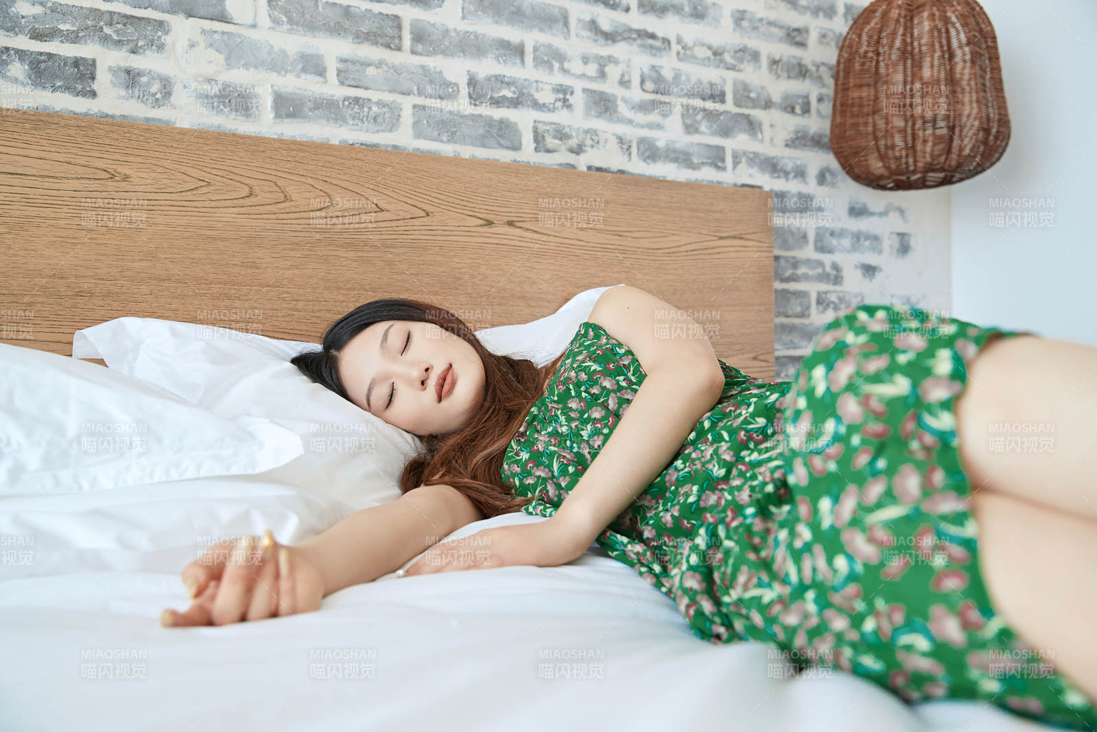 夏日午后在酒店客房休息的少女