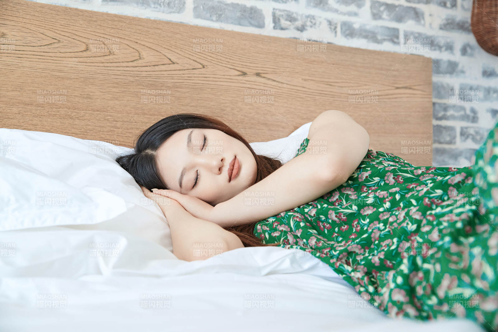 兒童客房內舒適休息的少女