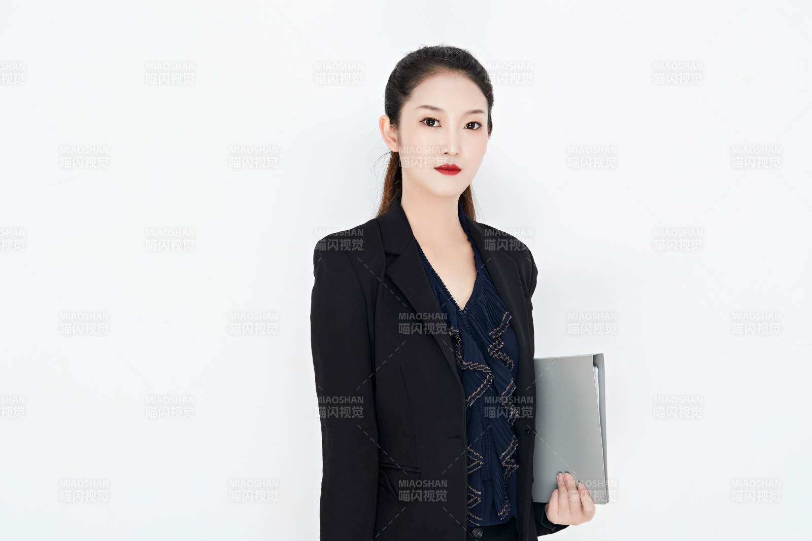白色背景下的美麗商務女性肖像