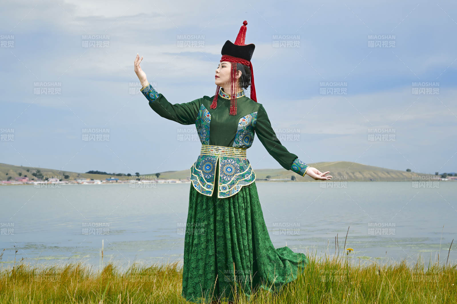 草原上身穿豪華蒙古族服飾的蒙族少女