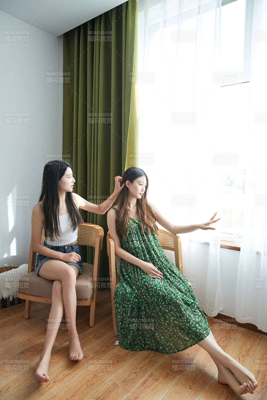 儿童客房内舒适休息的少女