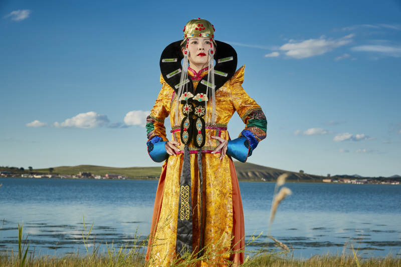 草原上身穿豪华蒙古族服饰的蒙族少女