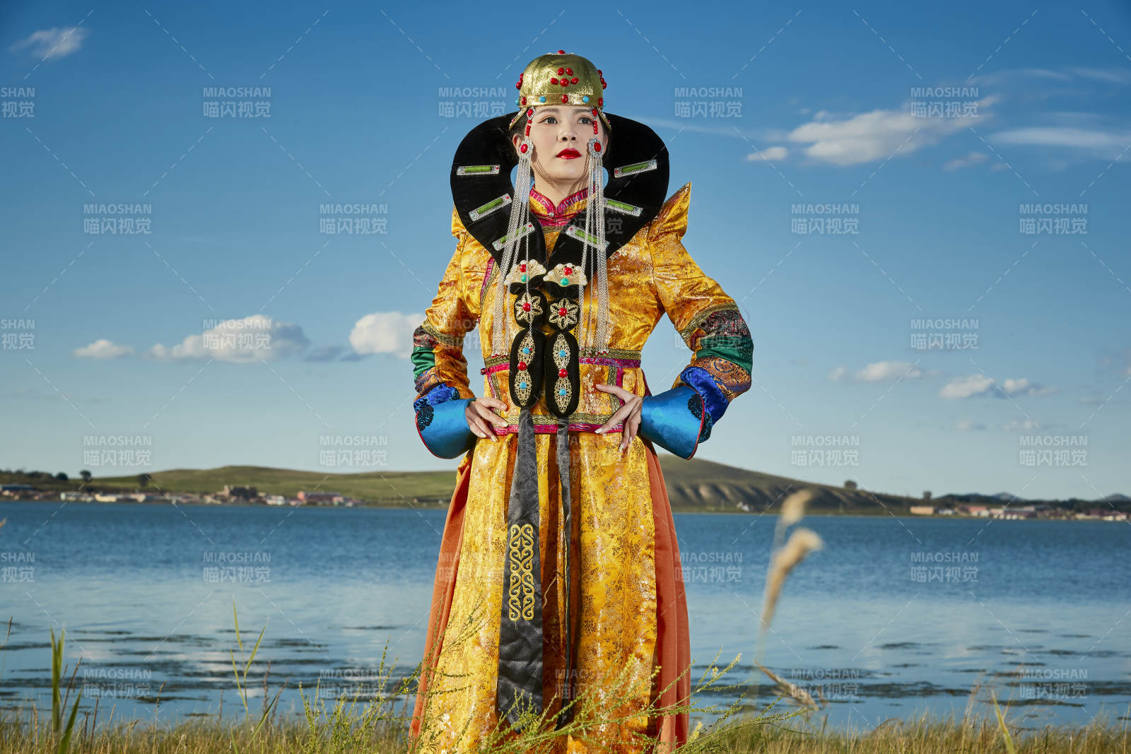 草原上身穿豪华蒙古族服饰的蒙族少女