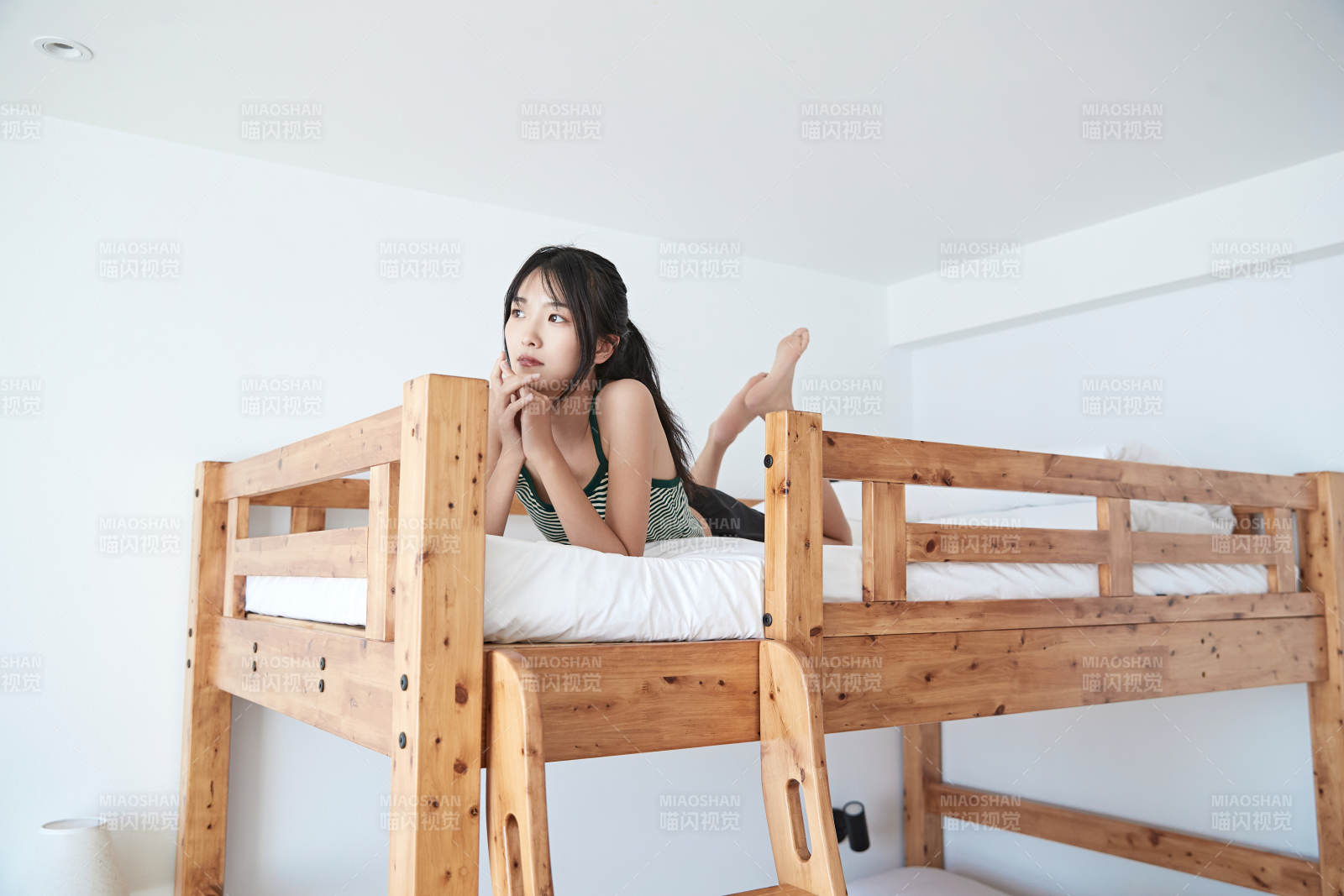 兒童客房內舒適休息的少女