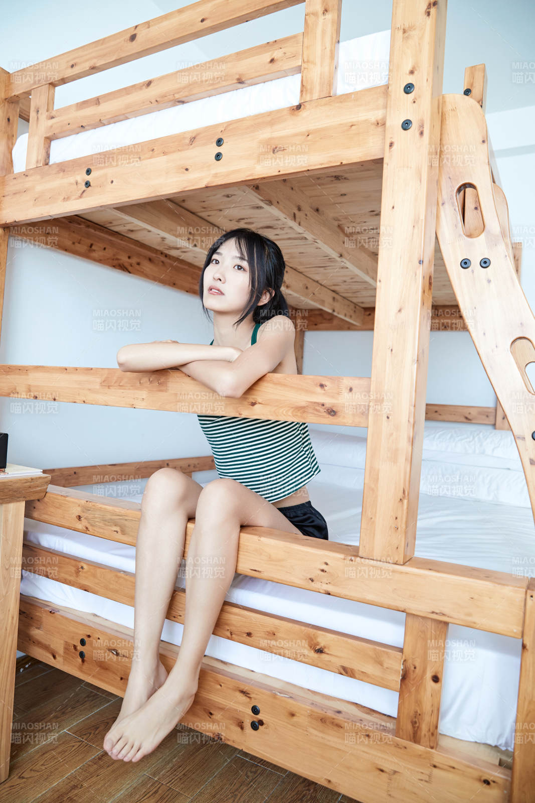 兒童客房內舒適休息的少女