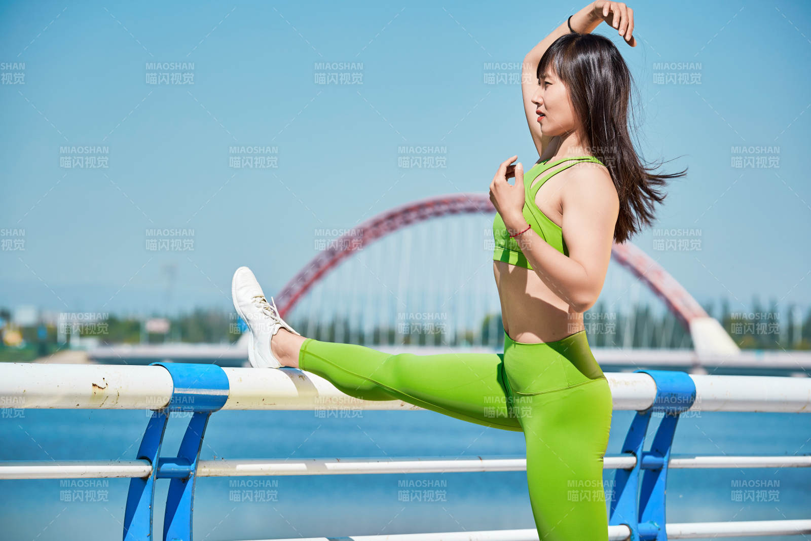 户外河畔公园做拉伸有氧运动的亚洲女性图片