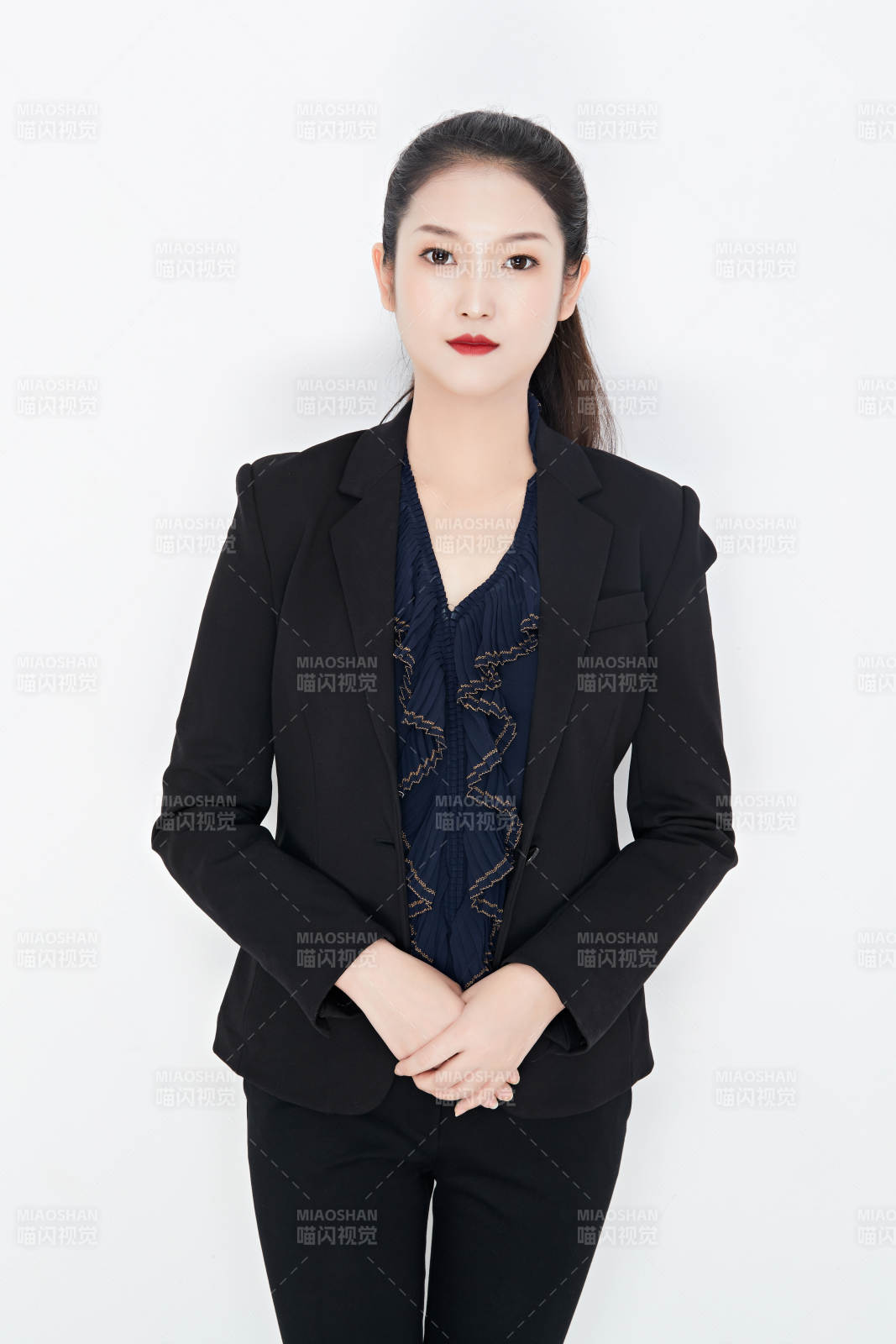 白色背景下的美麗商務(wù)女性肖像