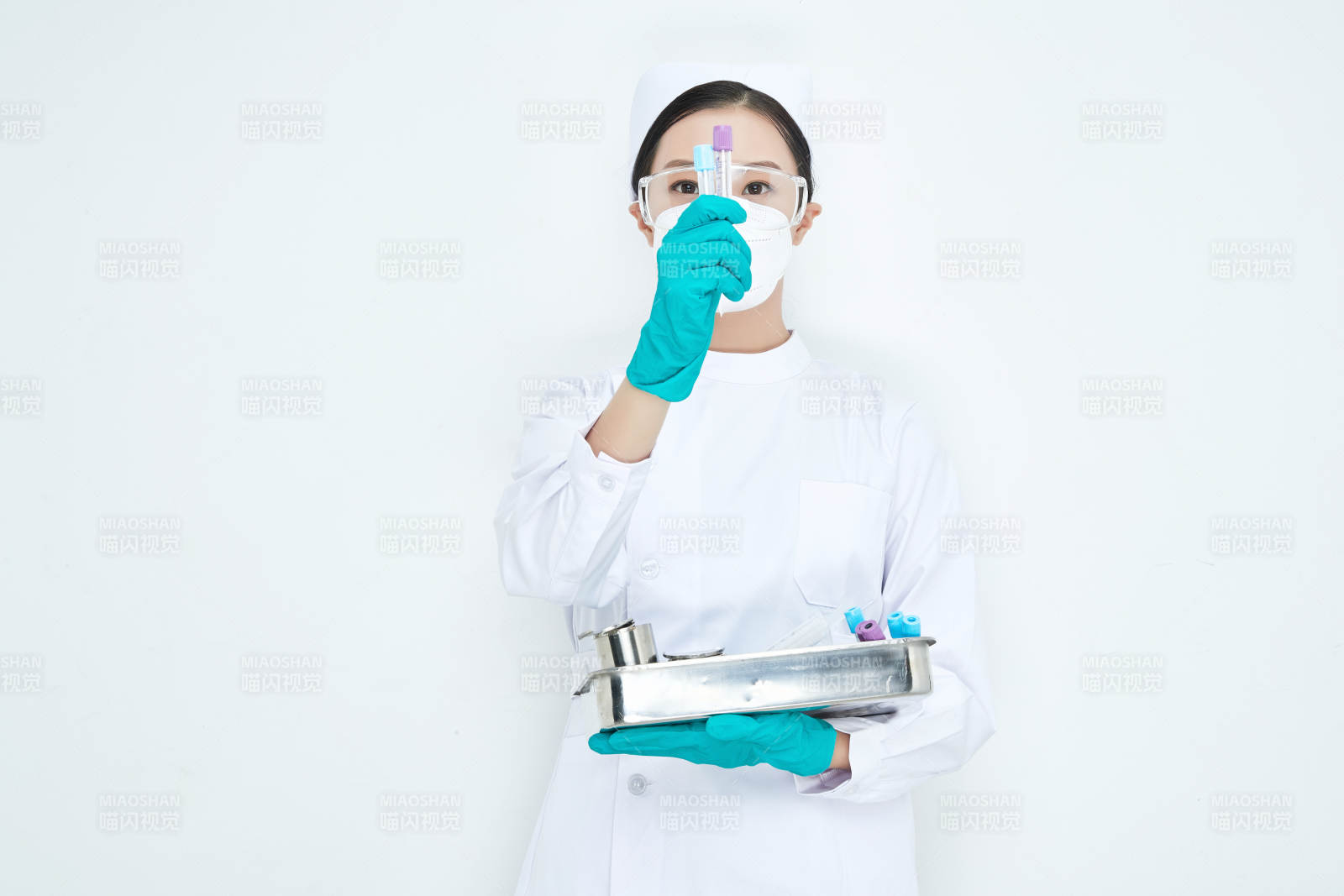 身穿護(hù)士服手抱化驗(yàn)托盤(pán)的年輕女護(hù)士