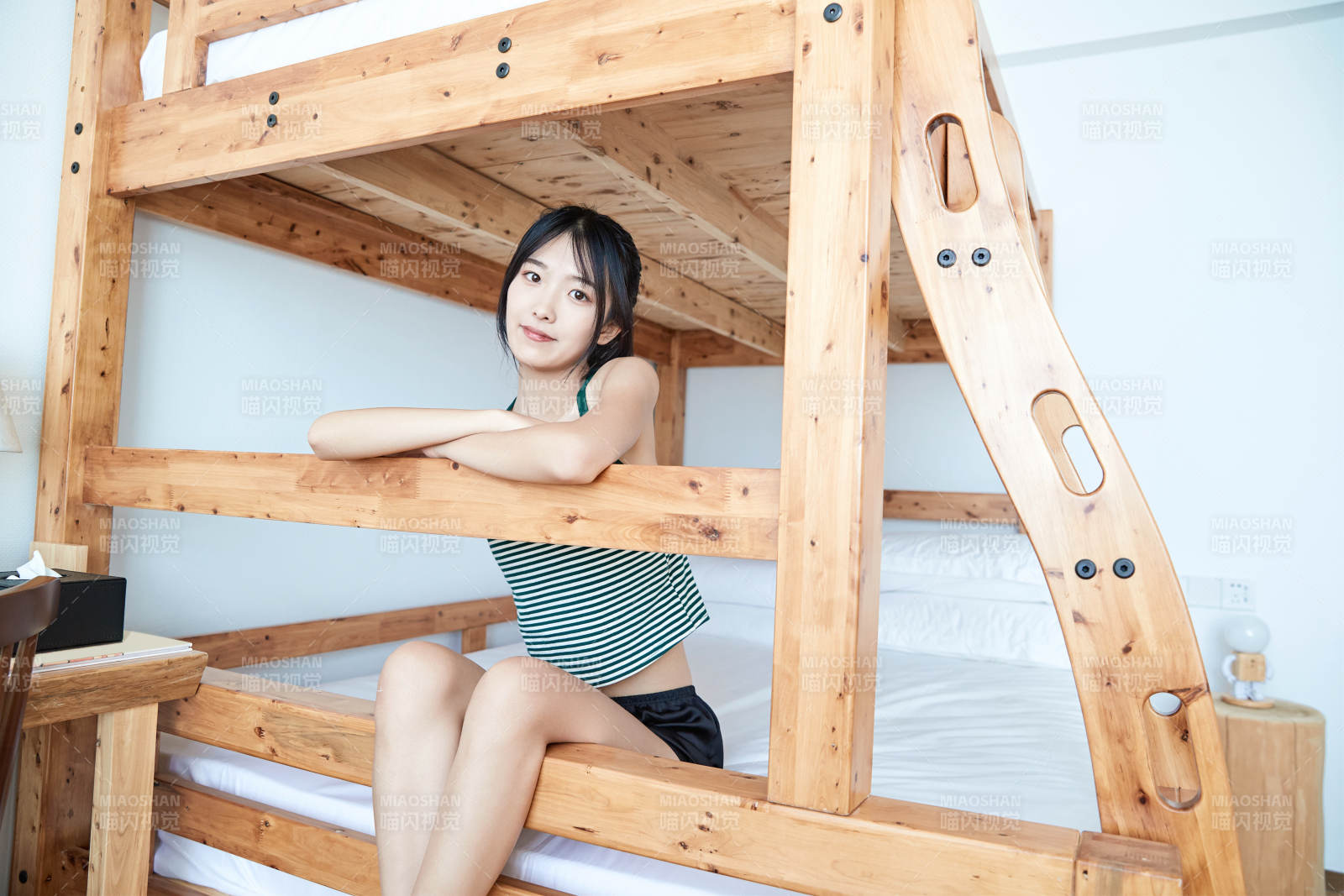 兒童客房內舒適休息的少女