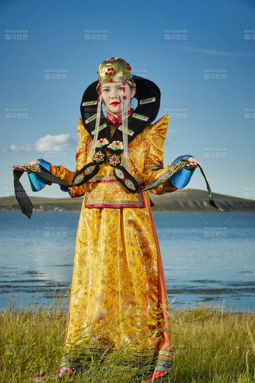 草原上身穿豪華蒙古族服飾的蒙族少女