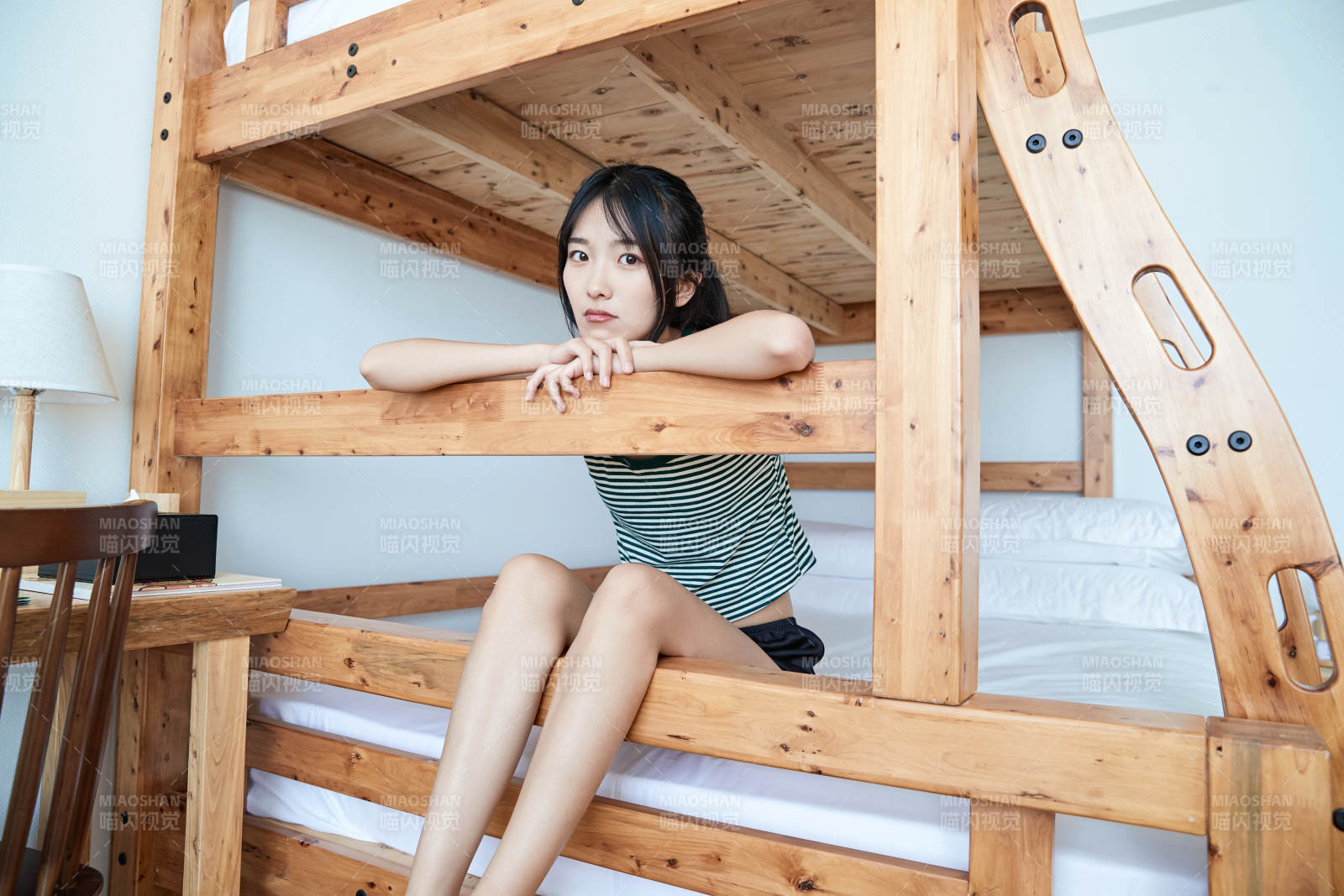 兒童客房內(nèi)舒適休息的少女