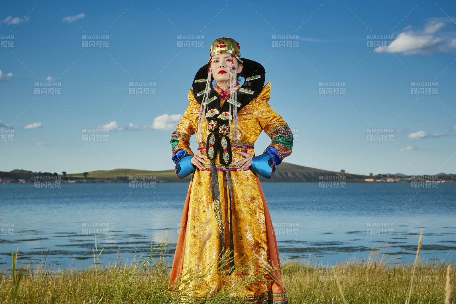 草原上身穿豪華蒙古族服飾的蒙族少女