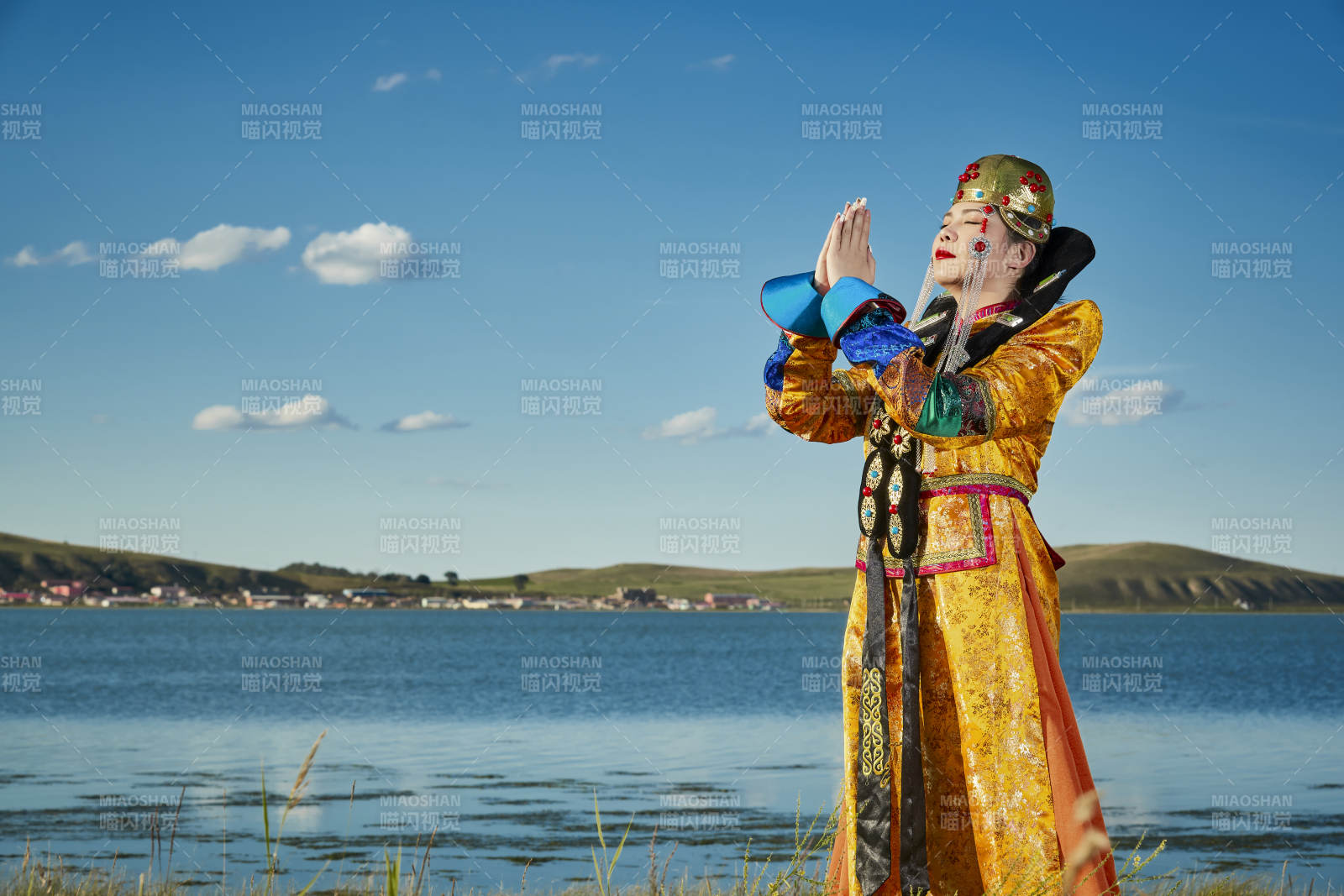 草原上身穿豪華蒙古族服飾的蒙族少女