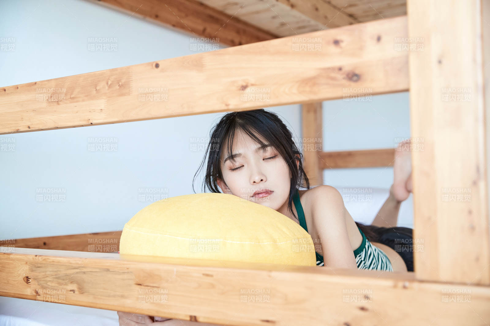 兒童客房內(nèi)舒適休息的少女