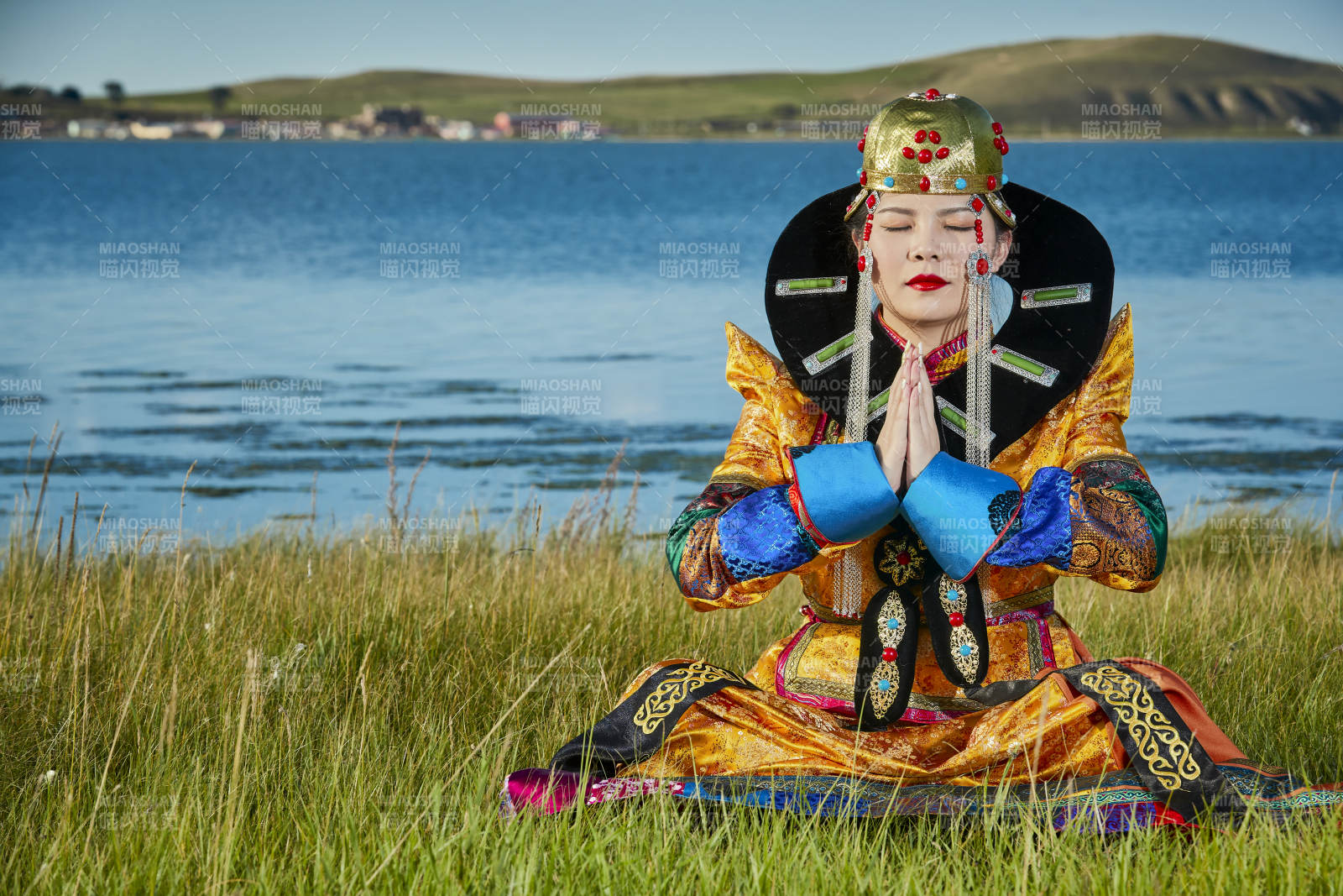 草原上身穿豪華蒙古族服飾的蒙族少女