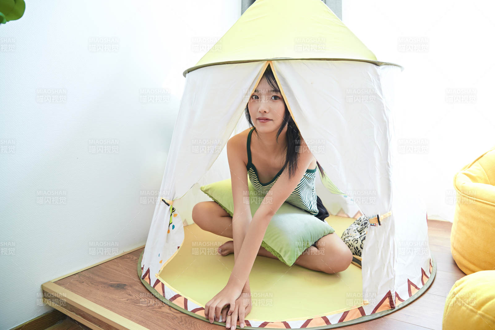 兒童客房內舒適休息的少女