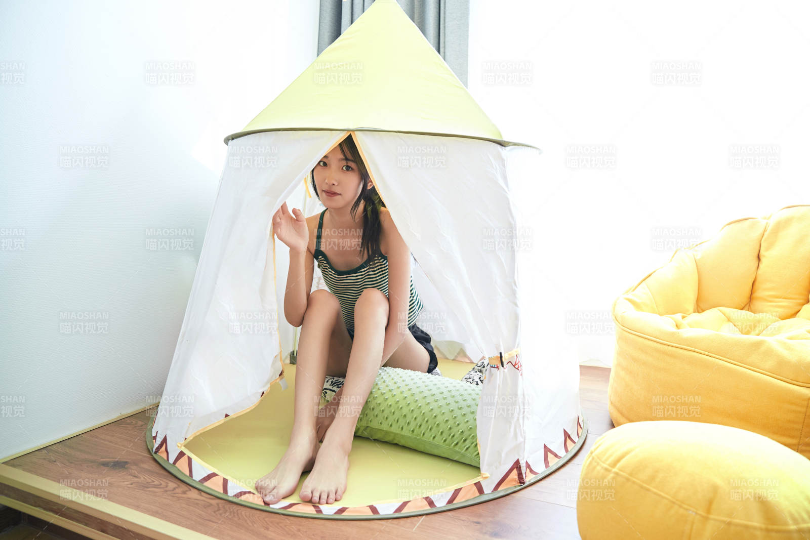 兒童客房?jī)?nèi)舒適休息的少女