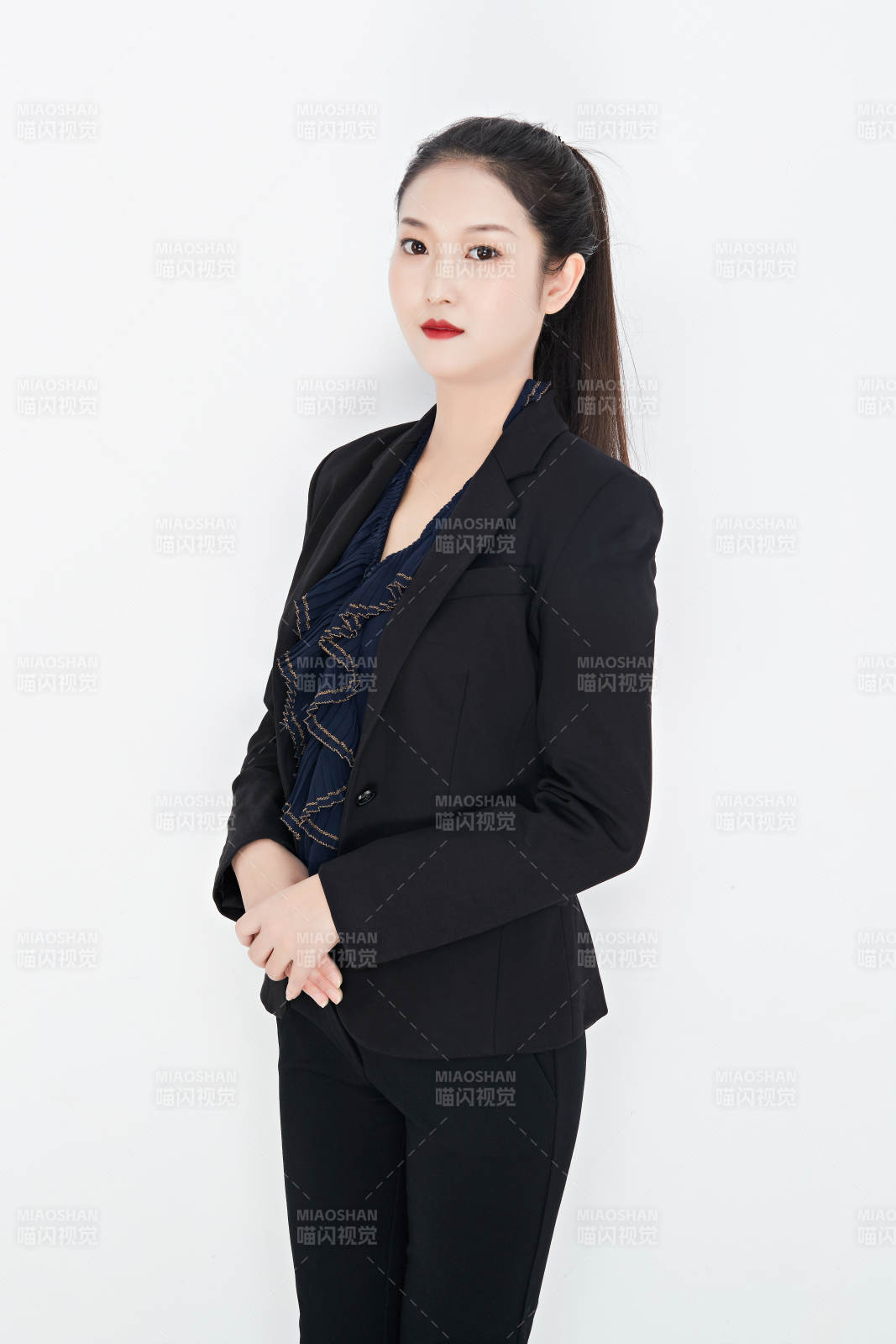 白色背景下的美麗商務女性肖像