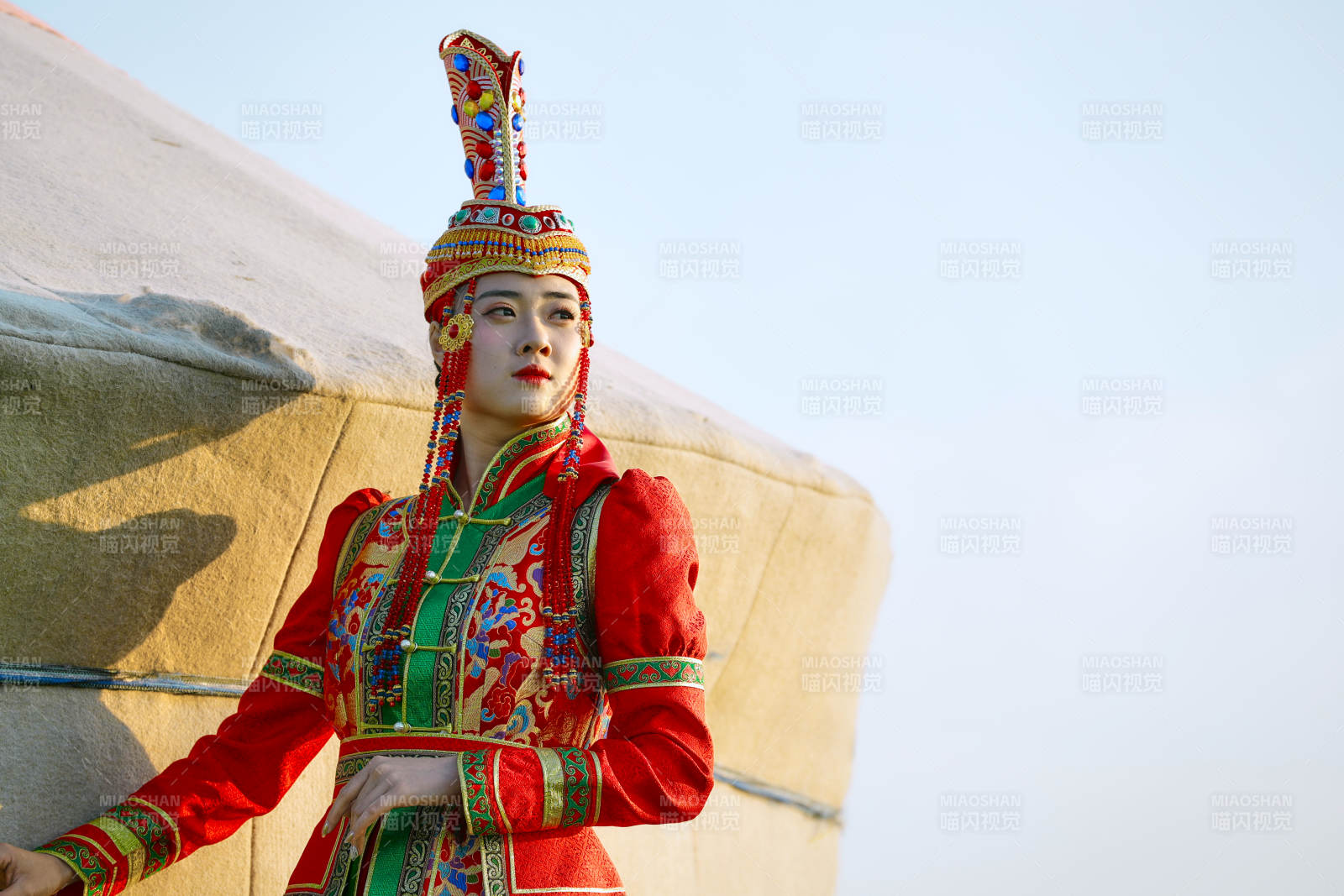 草原上穿著蒙古族傳統(tǒng)服飾的亞洲年輕美少女