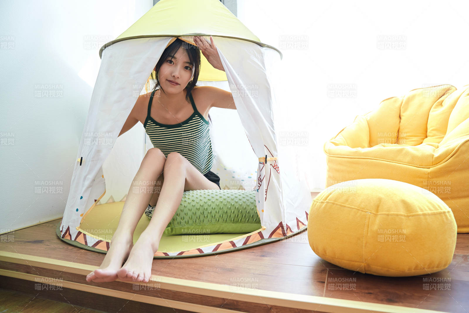 兒童客房內舒適休息的少女