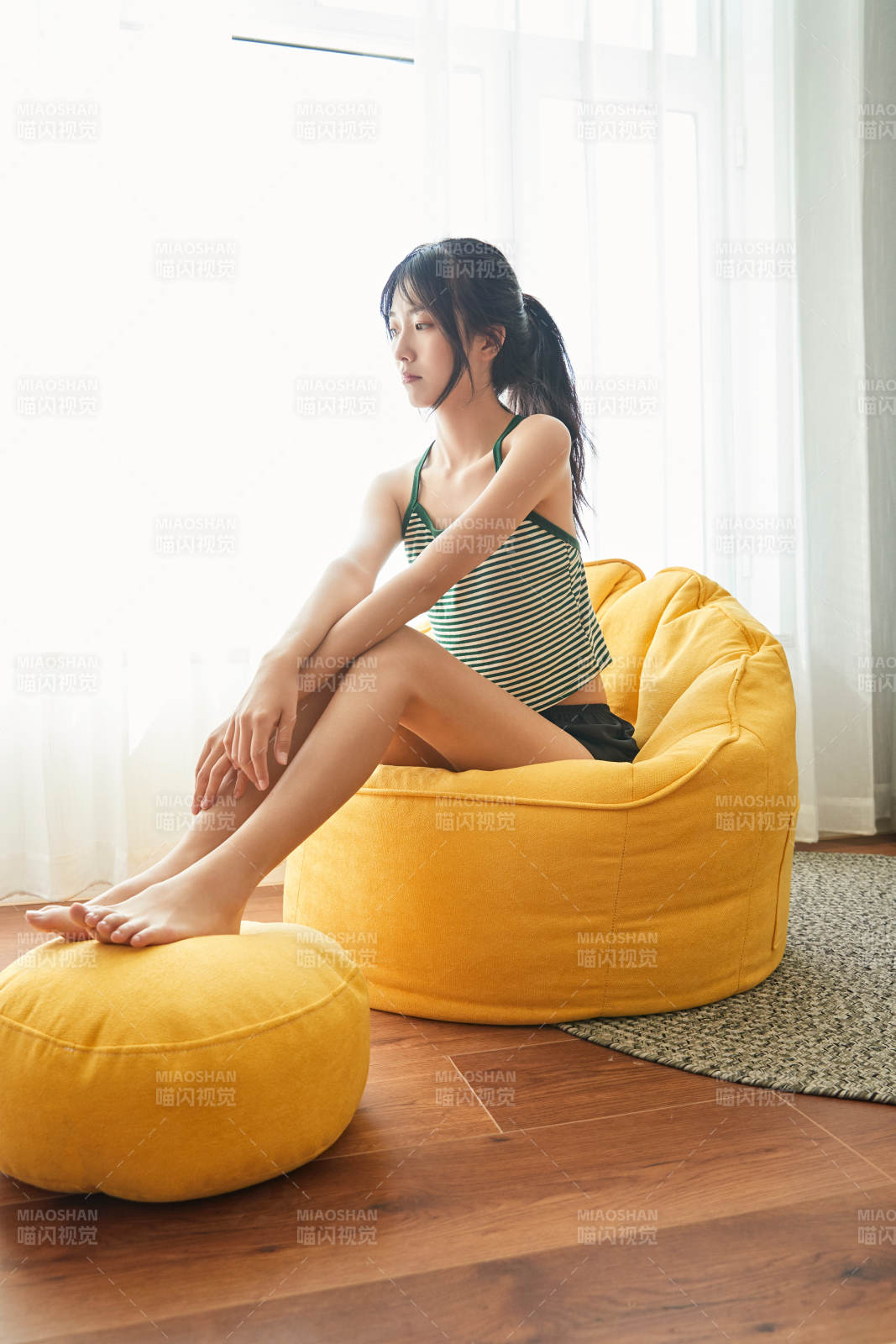 兒童客房內舒適休息的少女