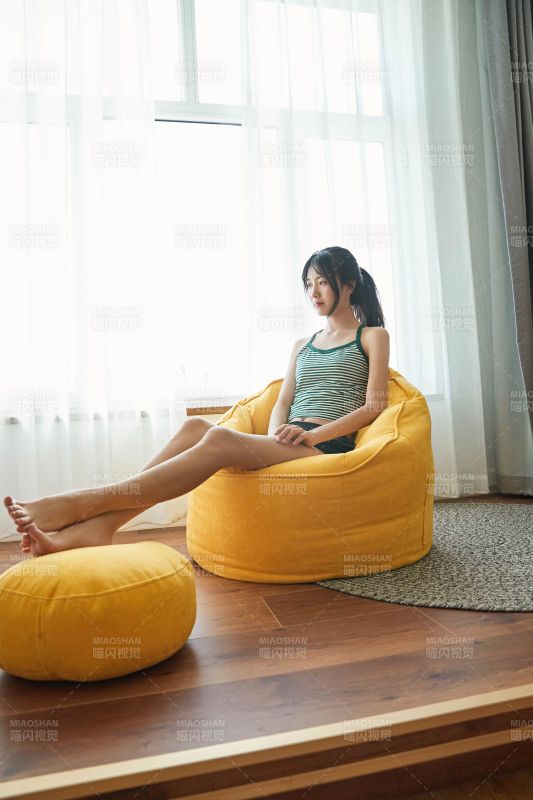 兒童客房內(nèi)舒適休息的少女